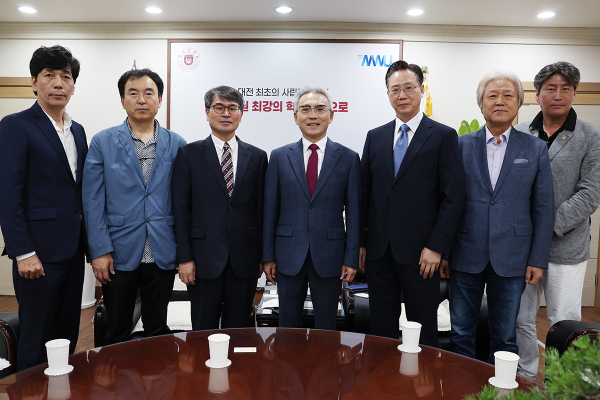 지난 8일 목원대 대학본부 4층 총장실에서 조항용 신임 총동문회장(왼쪽 첫 번째)와 대학 관계자 등이 기념촬영