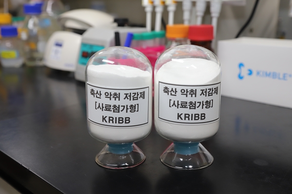 생명연이 개발한 천연 단백질분해효소 기반의 축산악취 저감 사료첨가제