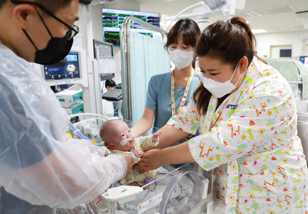 초미숙아 100일 넘는 집중 치료로 생존해 퇴원 모습