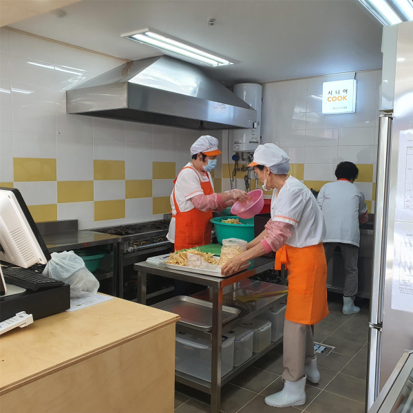 시니어COOK에서 사업 참여자들이 음식을 만드는 모습