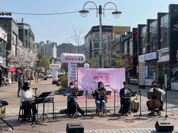 지난 5월에 개최된 비긴어게인 in 서구 힐링 버스킹 공연 장면