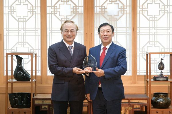 박한길 애터미㈜ 회장으로부터 장애인콜택시 구입비 기탁에 따른 감사패 전달 모습