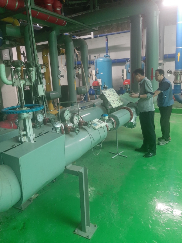 지난 14일 관내 공동주택 기계실 무상점검 장면