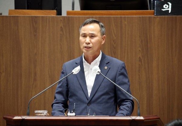 5분 발언을 하는 윤희신 의원