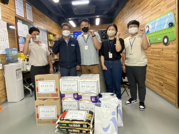 희망물품 전달 기념사진/공단 제공