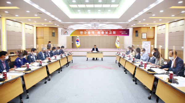 이완섭 서산시장이 19일 시청 대회의실에서 진행된 지역사회보장계획 수립 최종보고회에서 회의를 주재하고 있다