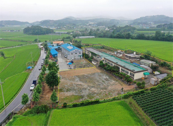 (구)용호초등학교 전경, 노란색 점선이 농기계 전문교육장 예정지