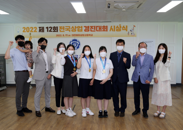 왼쪽부터 대전여자상업고 지도교사 신성춘, 과학직업정보과장 한혁, 대전여자상업고 교장 박현주, 대전여자상업고 2학년 문희정