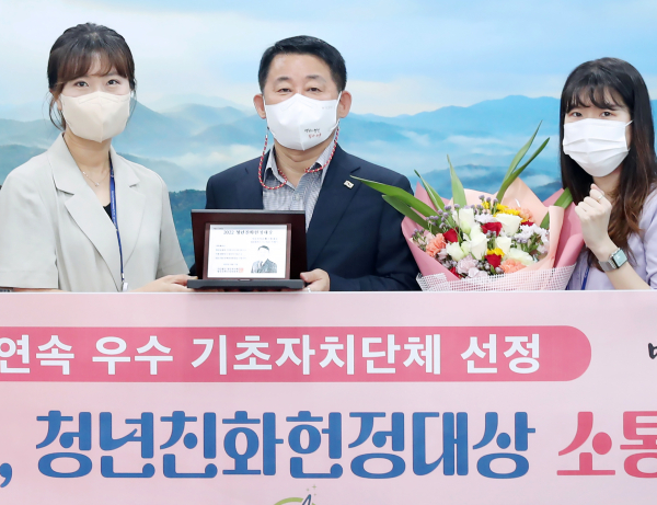 청년친화헌정대상 소통대상 수상 기념 촬영 장면