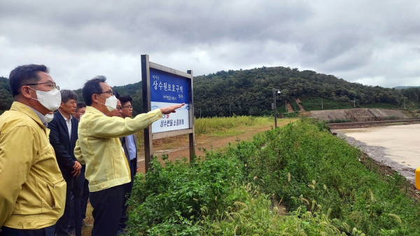 이병호 농어촌공사 사장이 포항 오어저수지에서 태풍피해 복구 현황을 점검하고 있다.