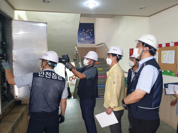 현장점검 (민방위복이 김성균 부군수)