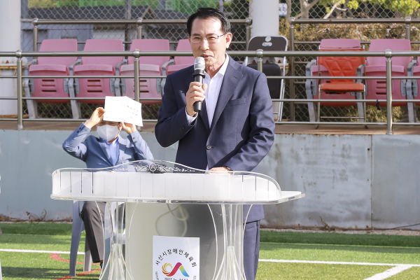 이완섭 서산시장이 20일 서산종합운동장 보조경기장에서 열린 선수단 결단식에서 응원의 메시지를 전달하고 있다