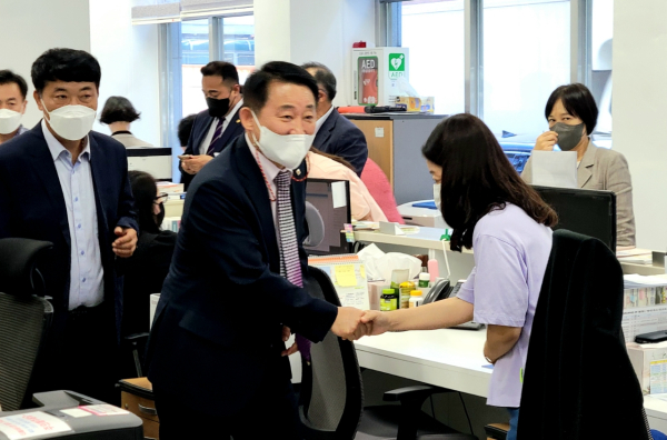 대전 서구 가장동 행정복지센터, 임시청사 찾아 직원들을 격려하는 서철모 구청장