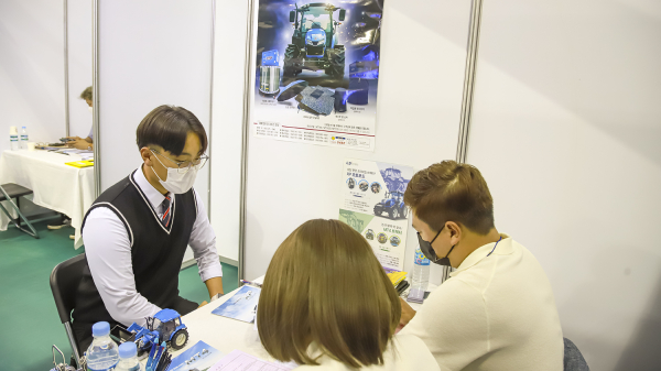 지난 21일 서산시민체육관에서 열린 일자리박람회에서 구직자가 현장면접을 하고있다.