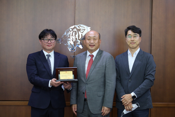 인증패 전달식 모습, ㈜지오투정보기술 오정환대표(좌측), 김영 세종부총장(가운데), 전현식 산학협력단장(우측)