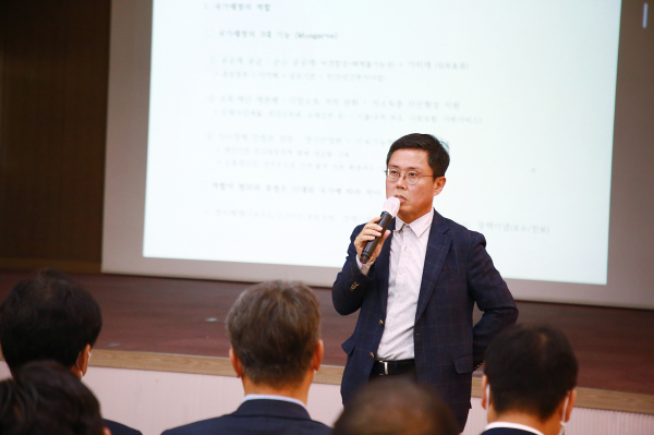 안도걸 전 기재부 차관이 22일 시청 대회의실에서 공직자 재정교육을 하는 모습