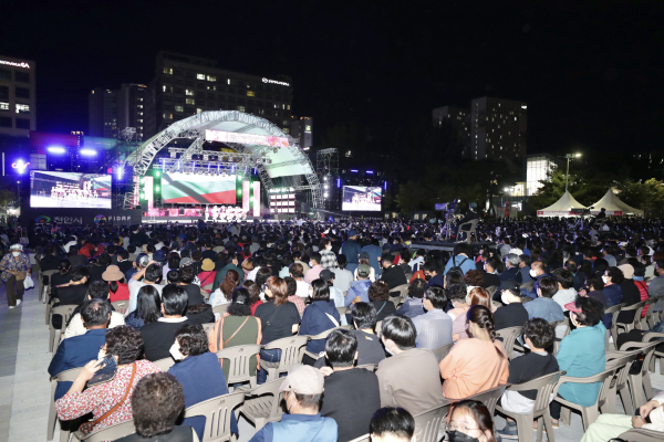 천안흥타령춤축제2022 개막식을 시민들이 관람하고 있다