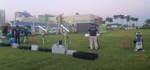 천문관측 체험 망원경 설치 장면