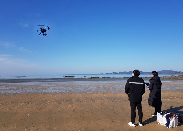 22. 3. 2. 남면 몽산포에서 드론으로 해양쓰레기를 탐색하는 모습.