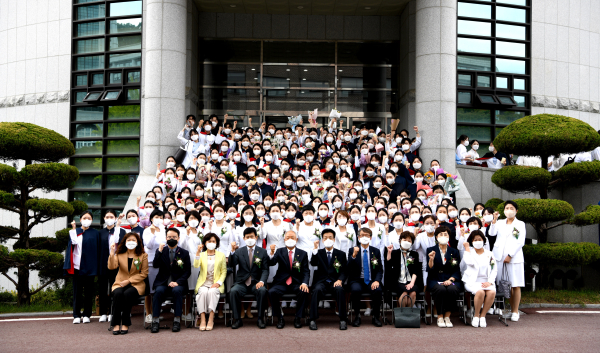 백석대 간호학과 제12회 나이팅게일 선서식 후 내외빈과 선서생들이 기념촬영