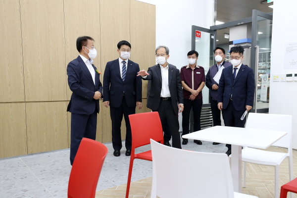 김한영 이사장(왼쪽 세번째)이 23일 동탄역에 새로 개소한 'KR스타트업라운지' 내부를 둘러보고 있다.