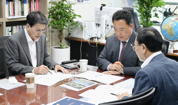 김돈곤 청양군수, 국비 확보 위한 국회 농림축산식품해양수산위원회 소속 어기구(사진 가운데) 의원 방문 모습