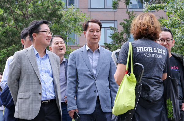 이장우 대전시장이 22일(미국 현지 시간) 뉴욕 도시재생 우수사례 현장을 점검하고 있다.