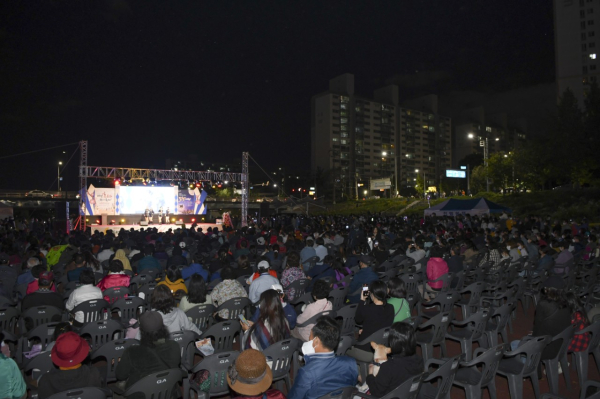 ‘2022 태평고을 유등천 달빛 음악축제’ 주민화합 한마당 진행 모습