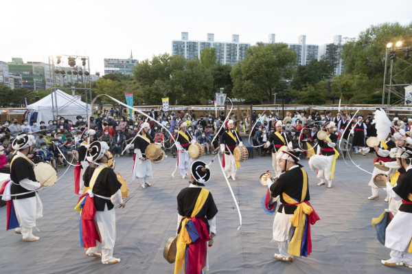 동춘당공원 원형 마당에서 난장이 펼쳐지고 있다.
