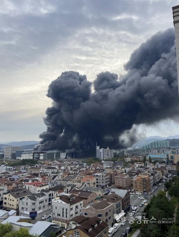 현대프리미엄아웃렛 화재가 발생해 검은 연기가 치솟고 있다./독자 제공