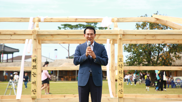 지난 25일 서산 해미읍성에서 열린 무형문화재 합동 공연에서 이완섭 서산시장이 인사말을 하고 있다