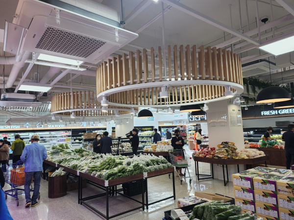 천안시로컬푸드직매장 1층에서 신선한 먹거리를 구매하는 주민들/박동혁 기자