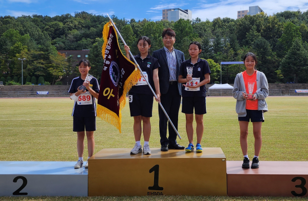제34회 대전광역시교육감기 육상경기대회(여자중학교 종합우승 대전법동중 시상_대전광역시교육청 체육예술건강과장 시상)