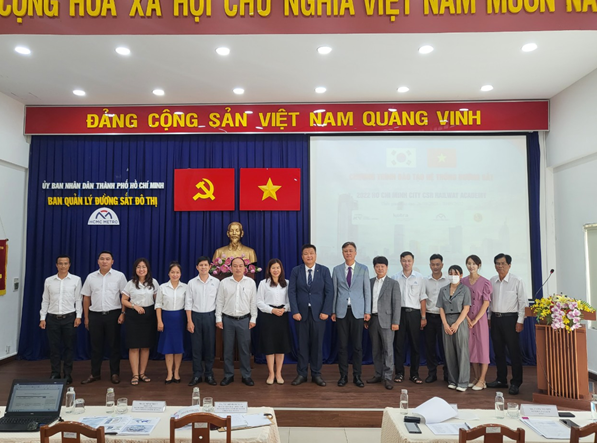 국가철도공단 해외사업본부와 호치민 도시철도관리공단(MAUR) 관계자들이 26일 베트남 교통통신대학교에서 ‘호치민 철도학교’ 시행에 앞서 기념촬영