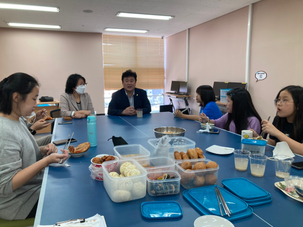 청소년들이 제안한 친환경 시책인 ‘중앙시장 용기내!’ 프로젝트진행 모습