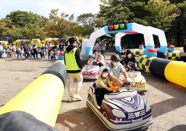 24일 사이언스대덕운동장에서 ‘안전아 놀자’행사가 개최된 가운데, 아이들이 교통안전 프로그램을 체험 모습