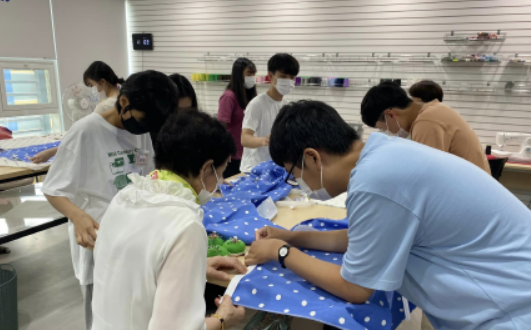 위드공방 진행 장면/아산시노인종합복지관 제공