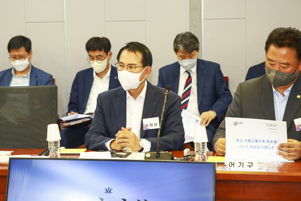 이완섭 서산시장이 지난 26일 국회의원회관에서 열린 중부권 동서횡단철도 건설 연석회의에 참석했다