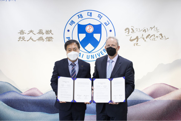 지난 23일 배재대 21세기관 총장실에서 김선재 배재대 총장(사진 왼쪽)이 켄트 데베레오 가우처대학 총장과 상호 교류협정을 체결했다