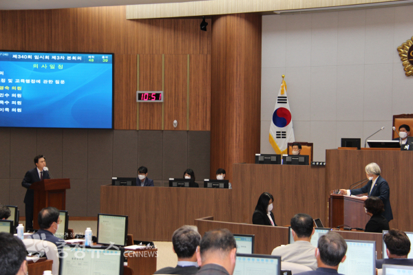 김명숙(청양,민주) 도의원이 김태흠 충남지사에게 보충 질의를 하고 있다./사진 권상재 기자