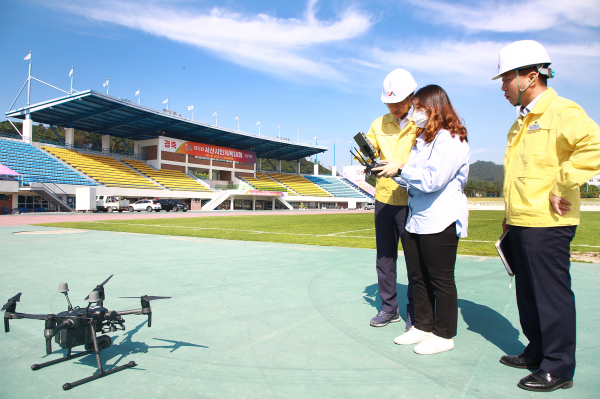 27일 서산시 종합운동장에서 드론을 활용해 집중안전 현장점검을 시행했다