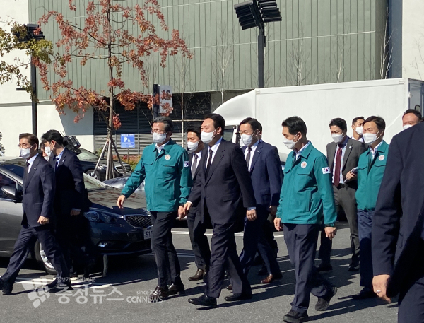 윤 대통령이 27일 대전 현대아울렛 화재 현장을 찾았다.