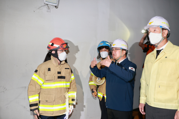 이장우 대전시장, 대전현대아울렛 화재 현장 점검 모습.