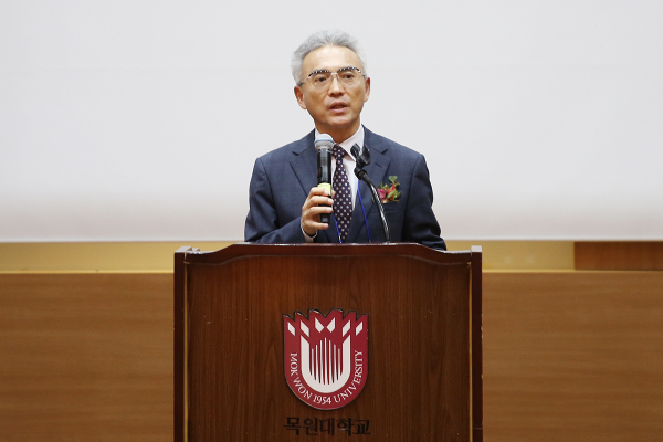 27일 오후 7시 사범대학 계단강의실에서 열린 목원대 문화예술원 문화예술 최고경영자(CEO)과정 4기 입학식에서 이희학 총장 인사말 모습