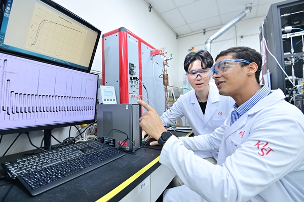 KIST 천동원, 서진유 박사 연구팀의 김주영 연구원(가운데, 1저자)과 줄리엔 파드누보(우측, 1저자, 현 한국생산기술연구원 박사후 연구원)제조한 수소저장물질의 수소 흡방출 특성을 측정하고 있다.