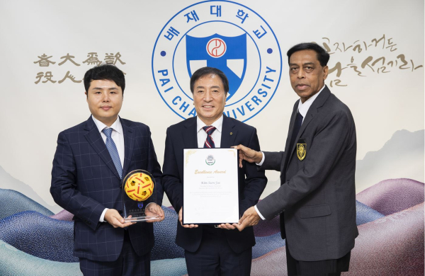 28일 압둘 하림 빈 카데르 아시아세팍타크로연맹 회장(사진 오른쪽)이 김선재 배재대 총장에게 세팍타크로 종목 홍보 및 발전에 기여한 공로와 리더십을 인정하는 인증서를 전달했다