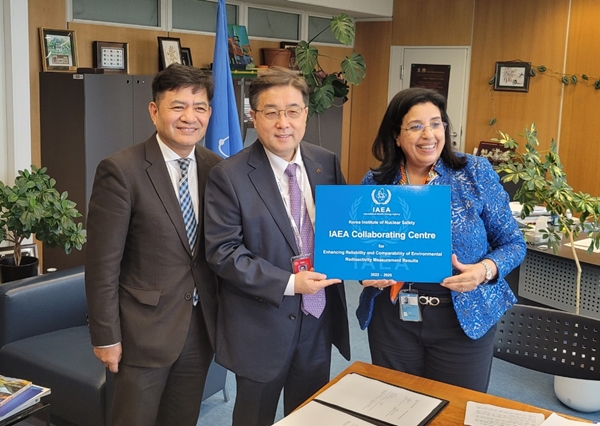 IAEA 협력센터 현판 전달받는 김석철 KINS원장(가운데)