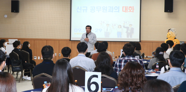 새내기 공직자 입문 특강중인 김동일 시장 모습