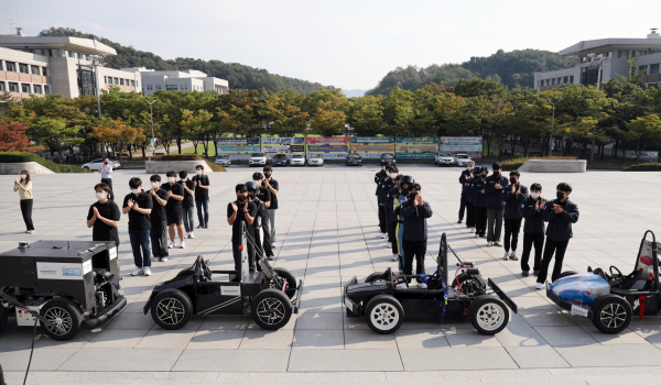 2022 국제 대학생 창작 자동차 경진대회에 참가하는 학생들