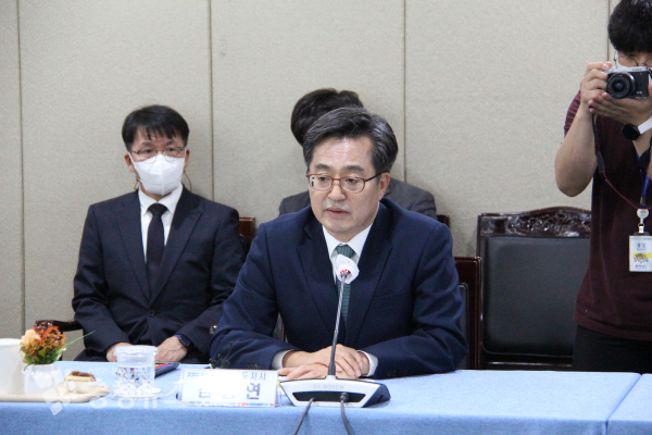 김태흠 충남지사가 29일 충남‧경기 상생협력 업무협약식에서 발언 하고 있다./사진 권상재 기자